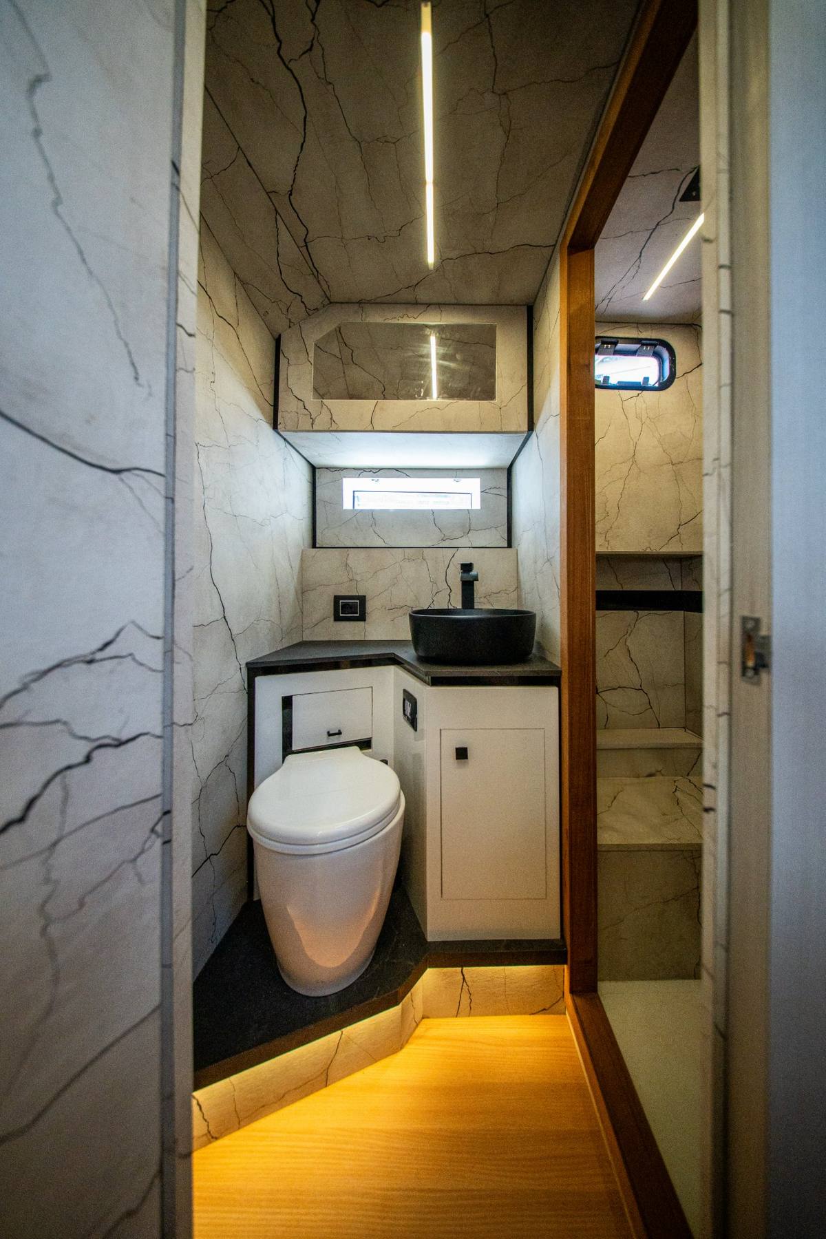 Bagno con box doccia separato